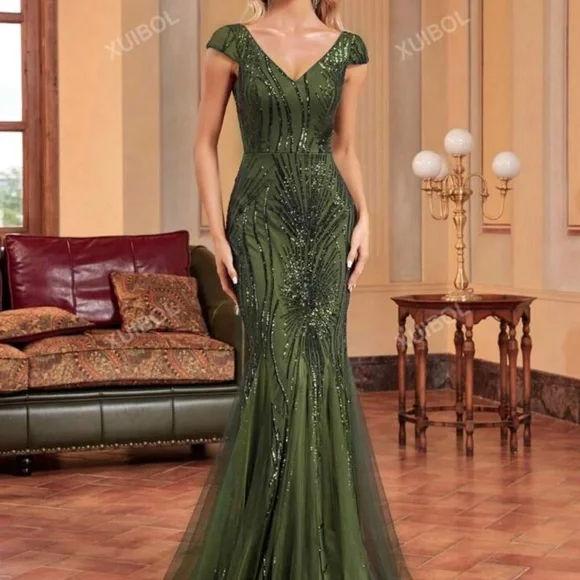 Formal V-Neck sequined gown - Picture 4 of 4